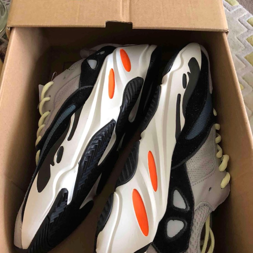 Addidas Yeezy wave runner solid grey700 - Picture 3 of 3